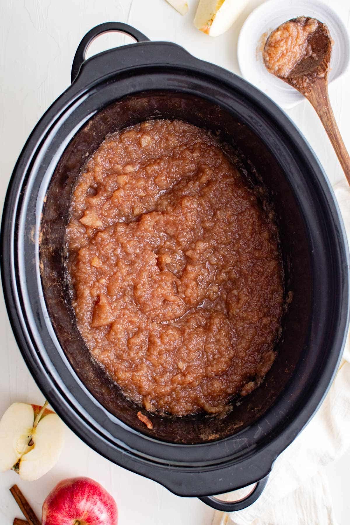 applesauce in a black slow cooker