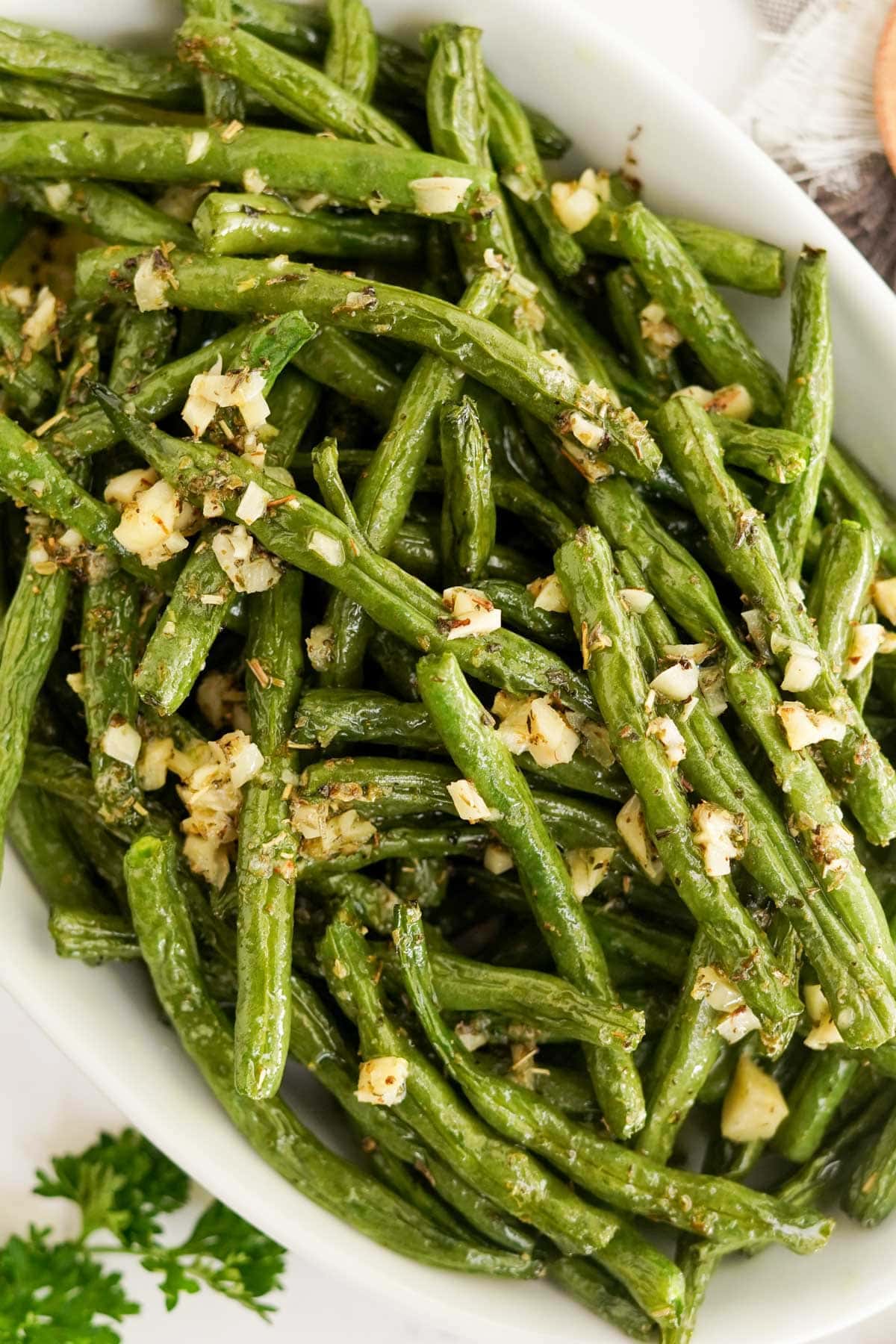 air fryer green beans in a white dish