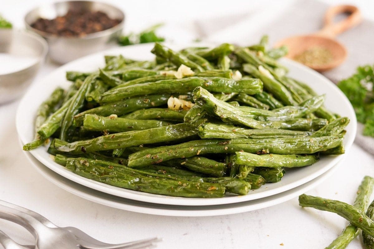 air fryer green beans on a plate