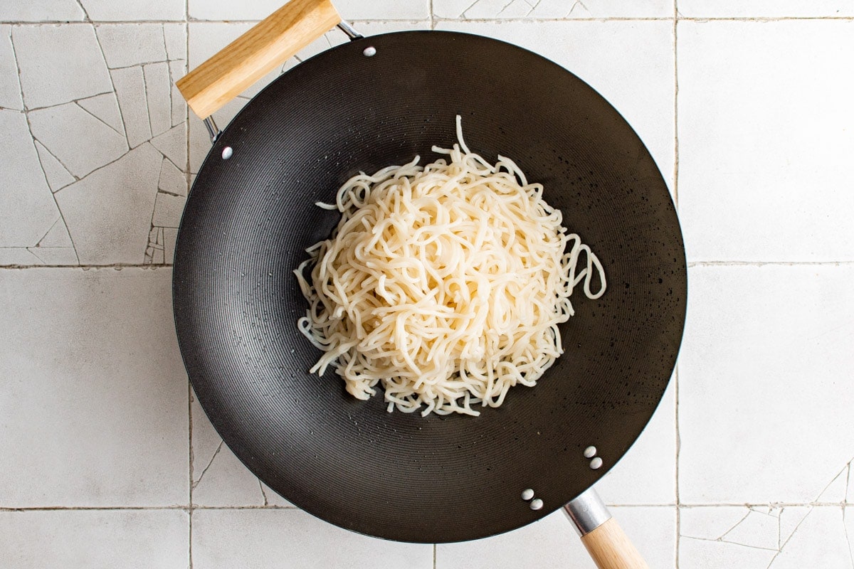 Wok with yakisoba noodles. 