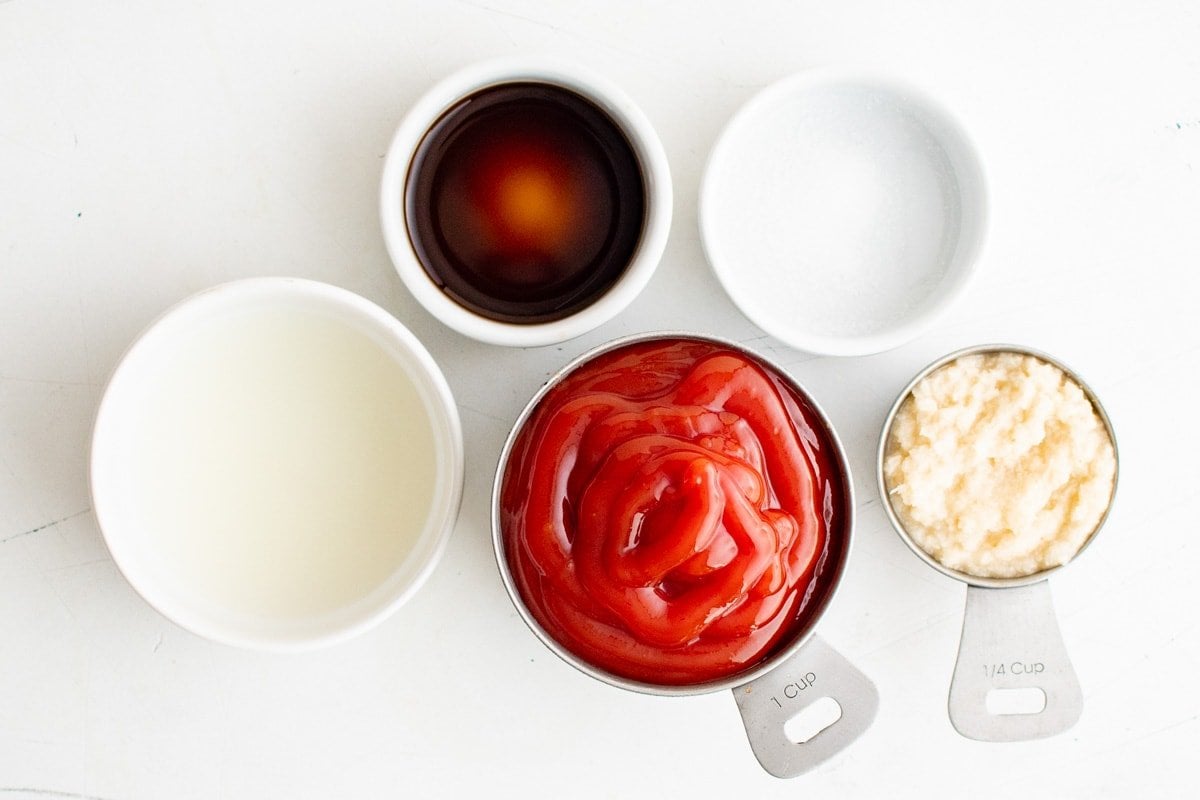 Ingredients for Cocktail Sauce in small dishes. 