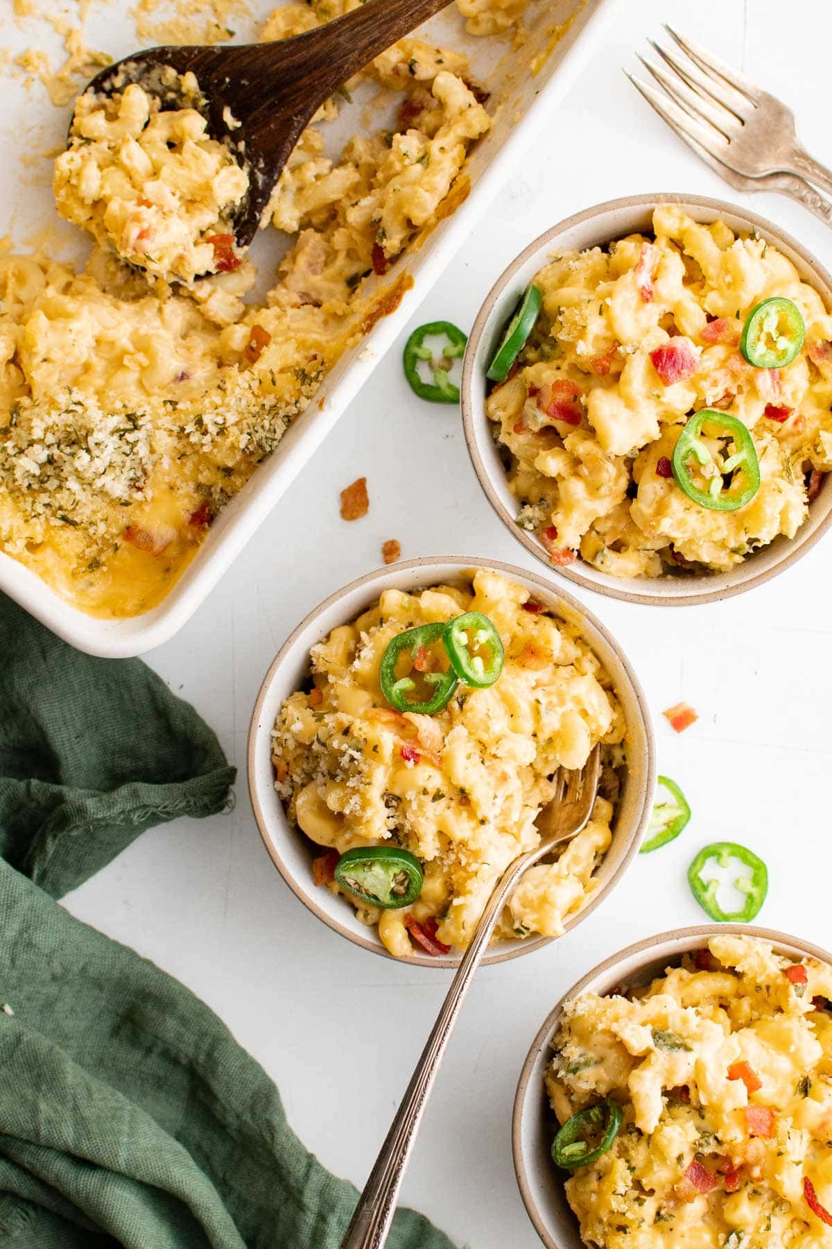 Smalls bowls of Jalapeno Popper Mac and Cheese with forks and a green napkin. 