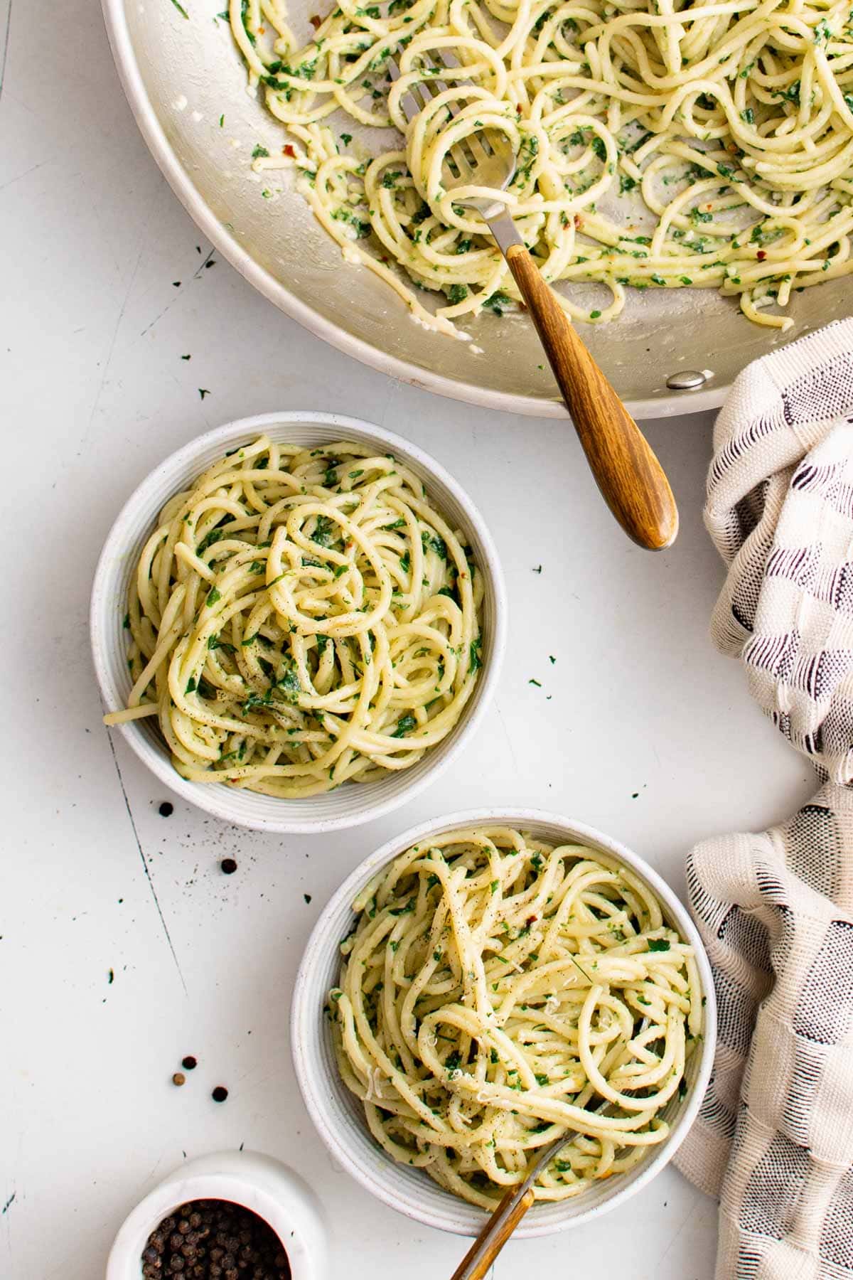 Two bowl with pasta in them.