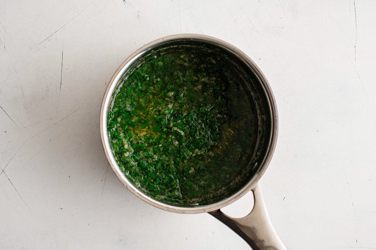 Melted butter sauce with parsley 