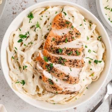 Fettucine alfredo with sliced chicken breast