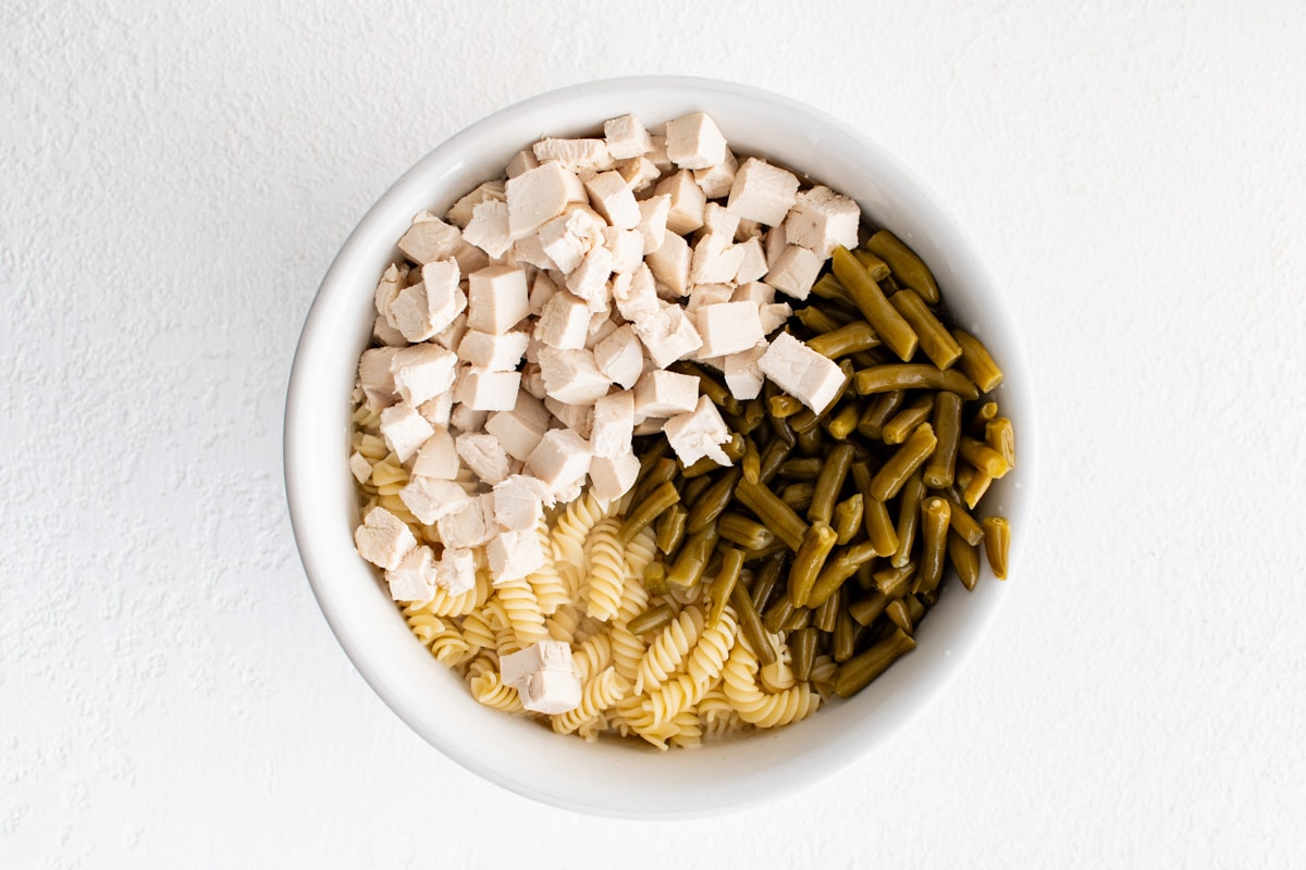 Green beans, chicken and pasta in a bowl.