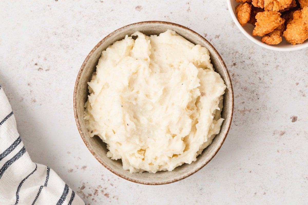 Mashed potatoes in a bowl.