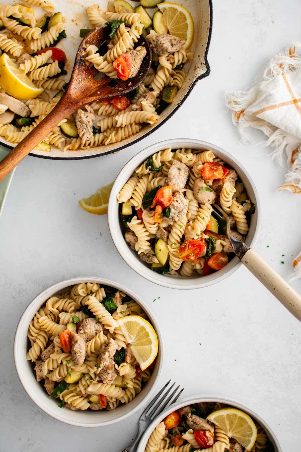 Bowls o fpasta with chicken and vegetables.