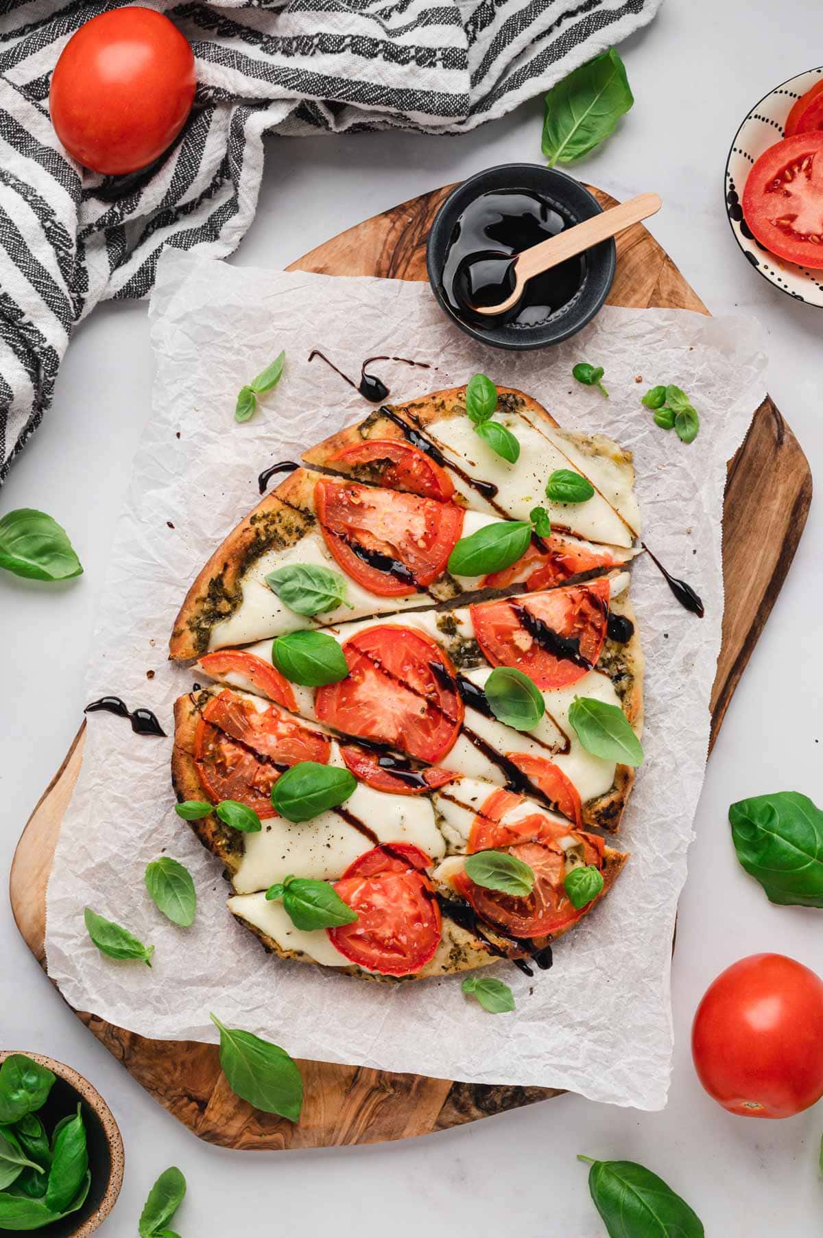 Flatbread with tomatoes, mozzarella adn balsamic glaze.